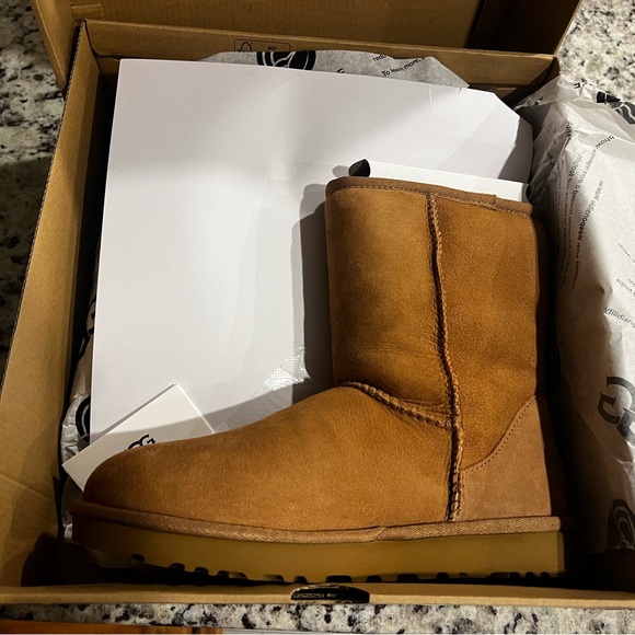 UGG Classic Short II - Picture 4 of 5